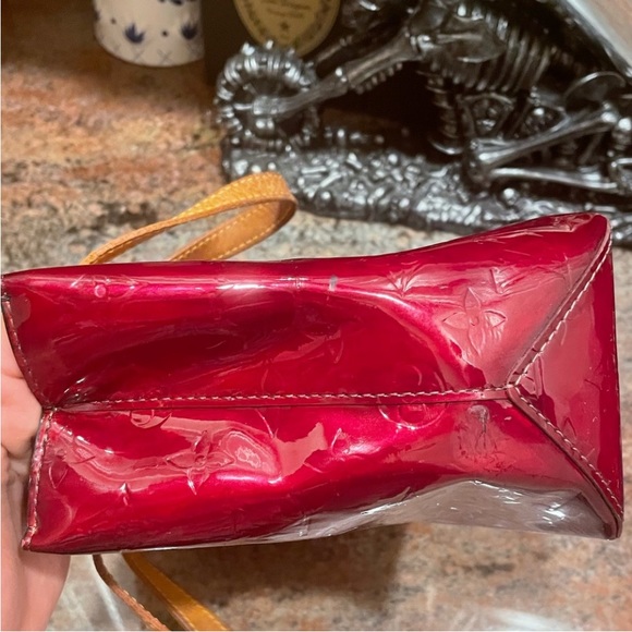 Gorgeous Louis Vuitton patent
vernis burgundy dyed small shopping bag pm. - Picture 8 of 10